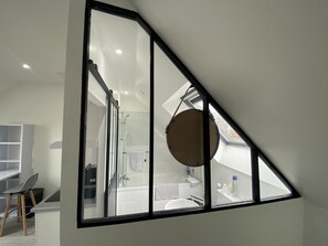 Baignoire, sèche-cheveux, serviettes fournies, papier toilette