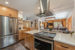 Fridge, microwave, oven, stovetop - Bernese Abode - Fireplace - Newly Updated! (Truckee)