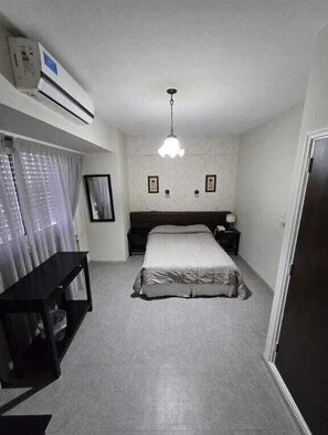 Quarto casal ou duplo básico | Cofres nos quartos, Wi-Fi de cortesia