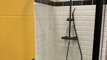 Douche, sĂšche-cheveux, serviettes fournies, savon