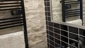 Douche, sĂšche-cheveux, serviettes fournies, savon