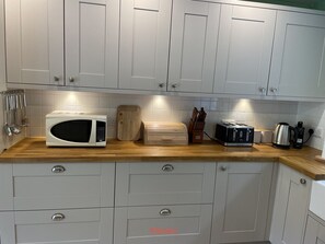 Réfrigérateur, four à micro-ondes, un four, surface de cuisson