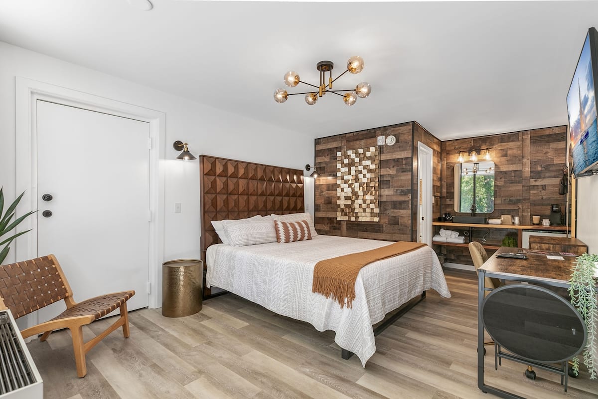 Habitación Signature, 1 cama de matrimonio grande | Escritorio, wifi gratis, ropa de cama