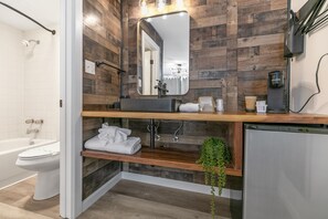 Signature Room, 1 King Bed | Bathroom | Hair dryer, towels, soap, shampoo