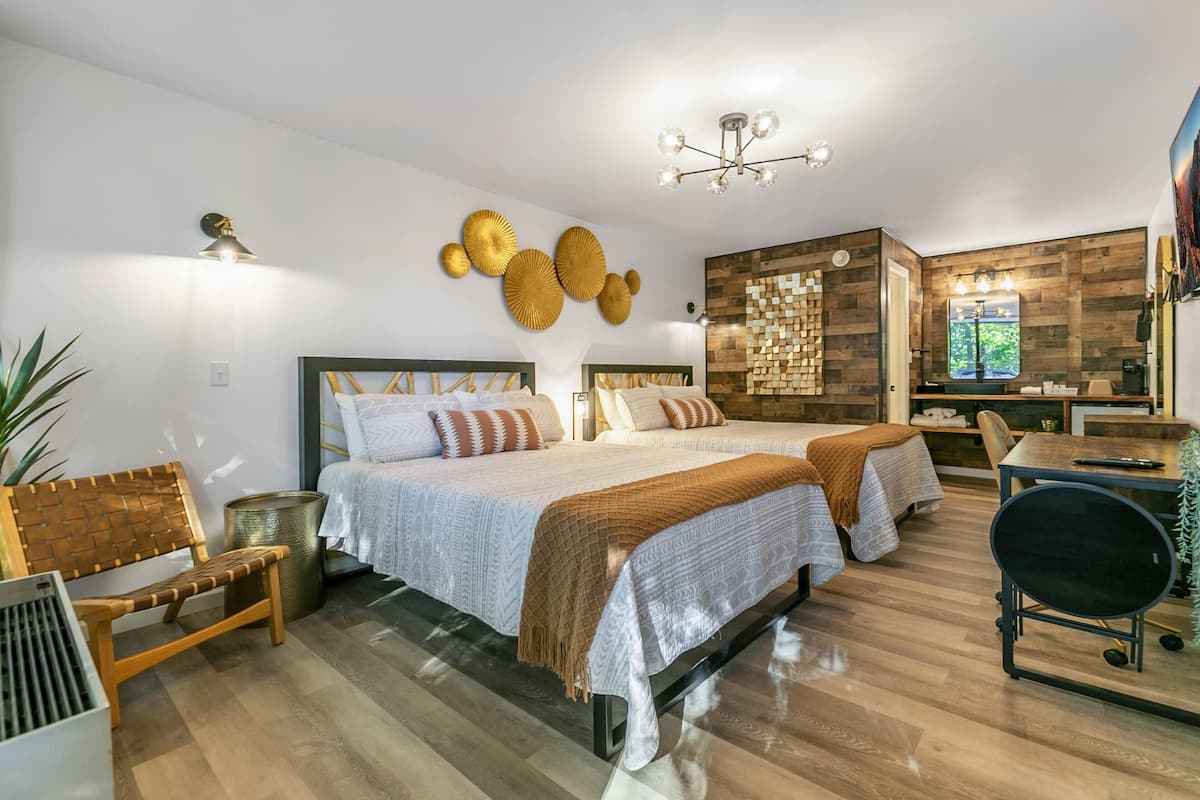 Habitación Signature, 2 camas de matrimonio | Escritorio, wifi gratis, ropa de cama