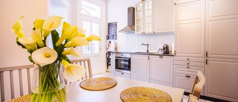 Fridge, oven, stovetop, dishwasher