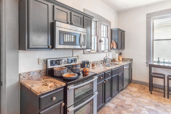 Frigorifero, microonde, forno, piano cottura