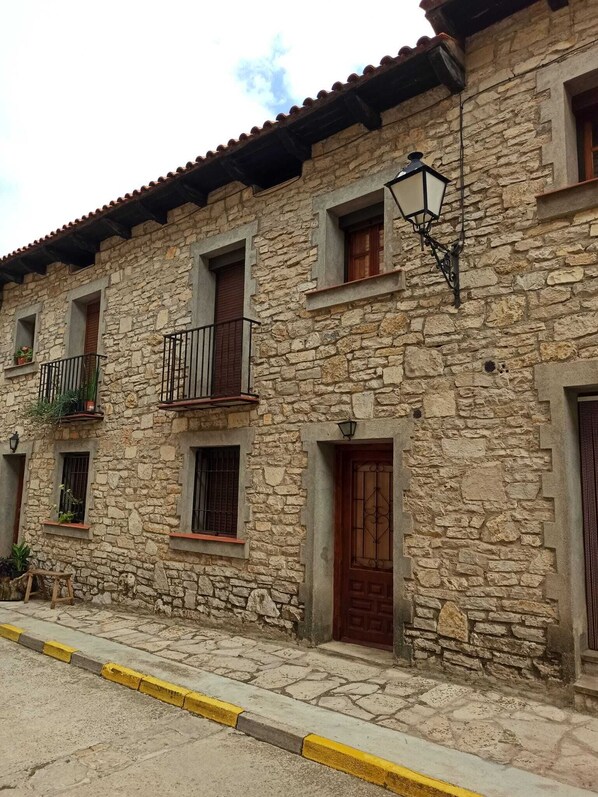 Exterior - House Mercedes Puertomingalvo (Puertomingalvo)