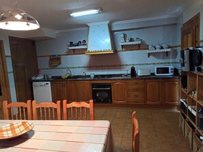 Fridge, microwave, oven, stovetop - House Mercedes Puertomingalvo (Puertomingalvo)