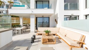 Ein moderner Außenbereich mit Pool, Sitzgelegenheiten und einer Treppe zu einer erhöhten Ebene.