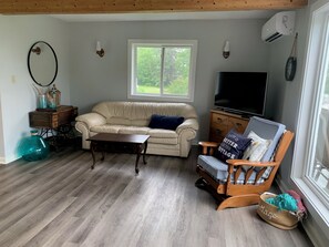 Smart TV, books, video library - Family Friendly Cottage with Waterfront Access in beautiful Tyne Valley (Tyne Valley)