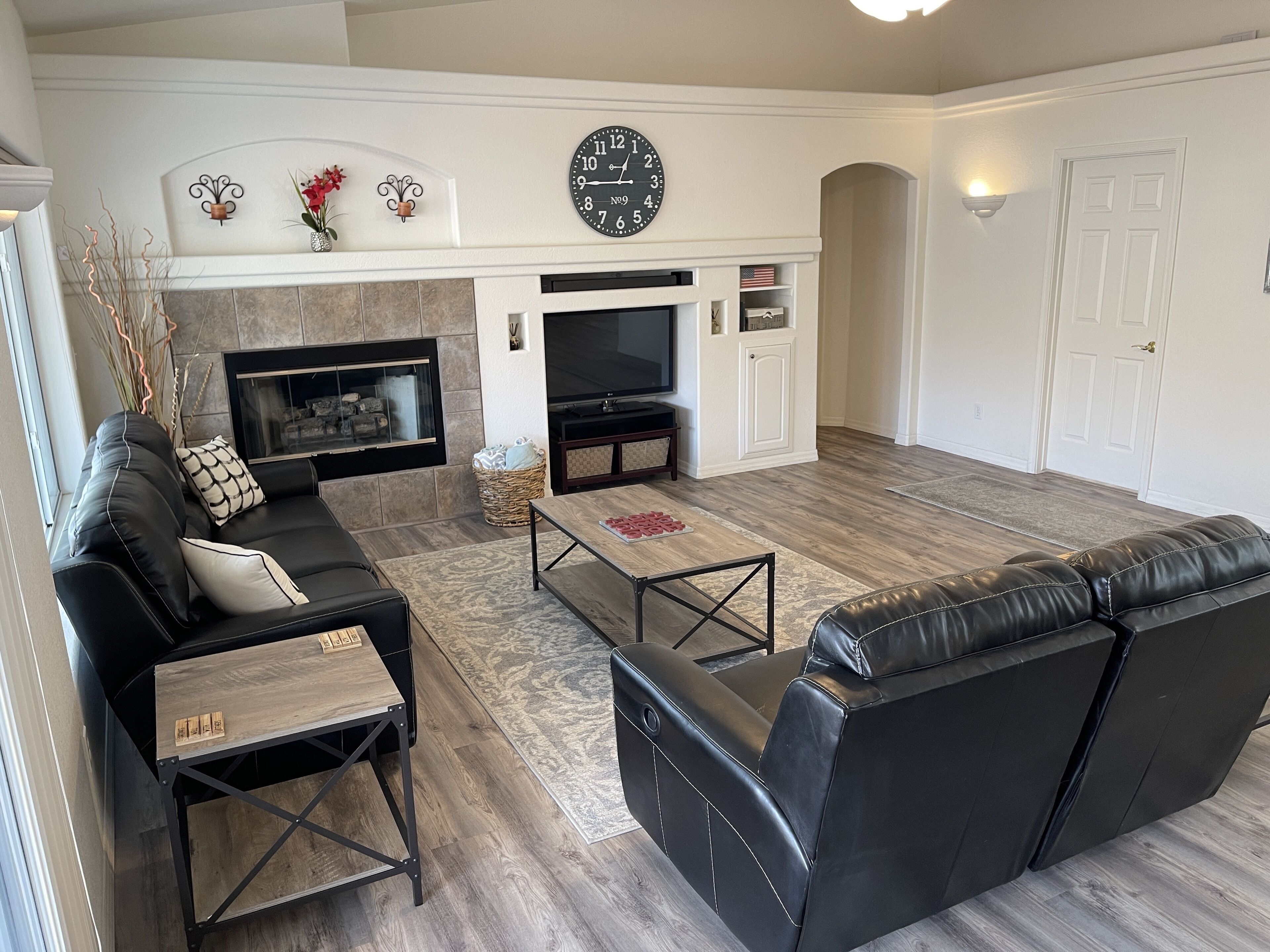 Una Smart TV, una chimenea, una impresora