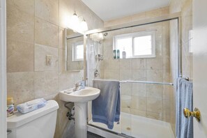 Dusch, hårtork och handdukar