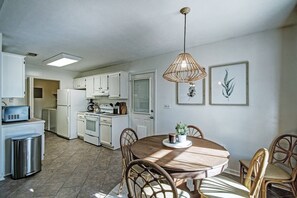 Fridge, microwave, oven, stovetop - Lovely Two Bedroom Getaway Near the Reservoir (Brandon)