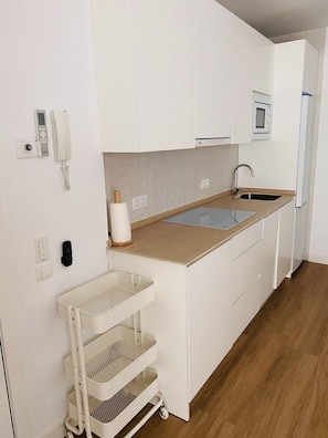 Coffee/tea maker, fridge, microwave, stovetop