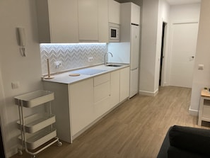 Réfrigérateur, micro-ondes, plaque de cuisson, lave-vaisselle