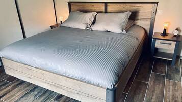 3 chambres, coffres-forts dans les chambres, fer et planche à repasser