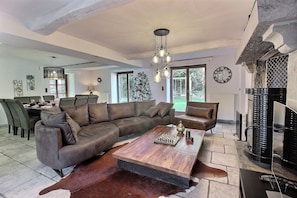 TV, fireplace, table tennis - Villa for 21P with pool by the river (Chimay)