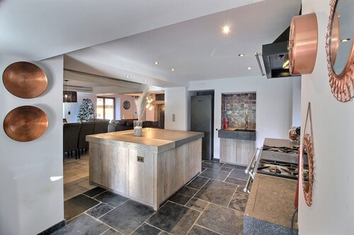 Villa for 21P with pool by the river