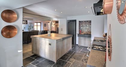 Villa for 21P with pool by the river