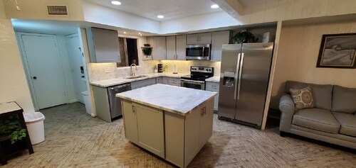 Quiet Cul-De-Sac 4 Bedroom Home with Pool & Hot tub