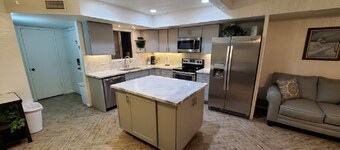 Quiet Cul-De-Sac 4 Bedroom Home with Pool & Hot tub