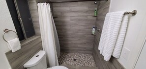 Bathtub, towels - Quiet Cul-De-Sac 4 Bedroom Home with Pool & Hot tub (Mesa)