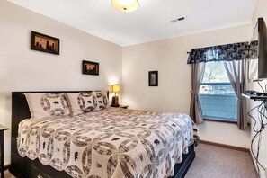 2 bedrooms, free WiFi, bed sheets - Cozy Condo with Table Rock Lake Views, Free Tickets & 5 Minutes from Silver Dollar City (Branson)