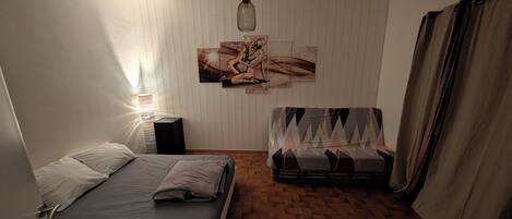 3 bedrooms, iron/ironing board, free WiFi