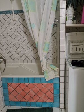 Vasca, asciugacapelli, asciugamani, carta igienica