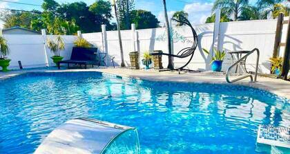 Work & Family Retreat: 4BR w/ Heated Pool, Fast Wi-Fi, Near Airport, Hard Rock
