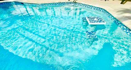 Work & Family Retreat: 4BR w/ Heated Pool, Fast Wi-Fi, Near Airport, Hard Rock