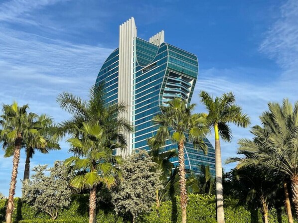 Exterior - Work & Family Retreat: 4BR w/ Heated Pool, Fast Wi-Fi, Near Airport, Hard Rock (Fort Lauderdale)