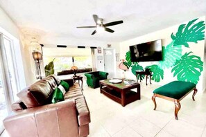 Smart TV, computer monitors - Work & Family Retreat: 4BR w/ Heated Pool, Fast Wi-Fi, Near Airport, Hard Rock (Fort Lauderdale)