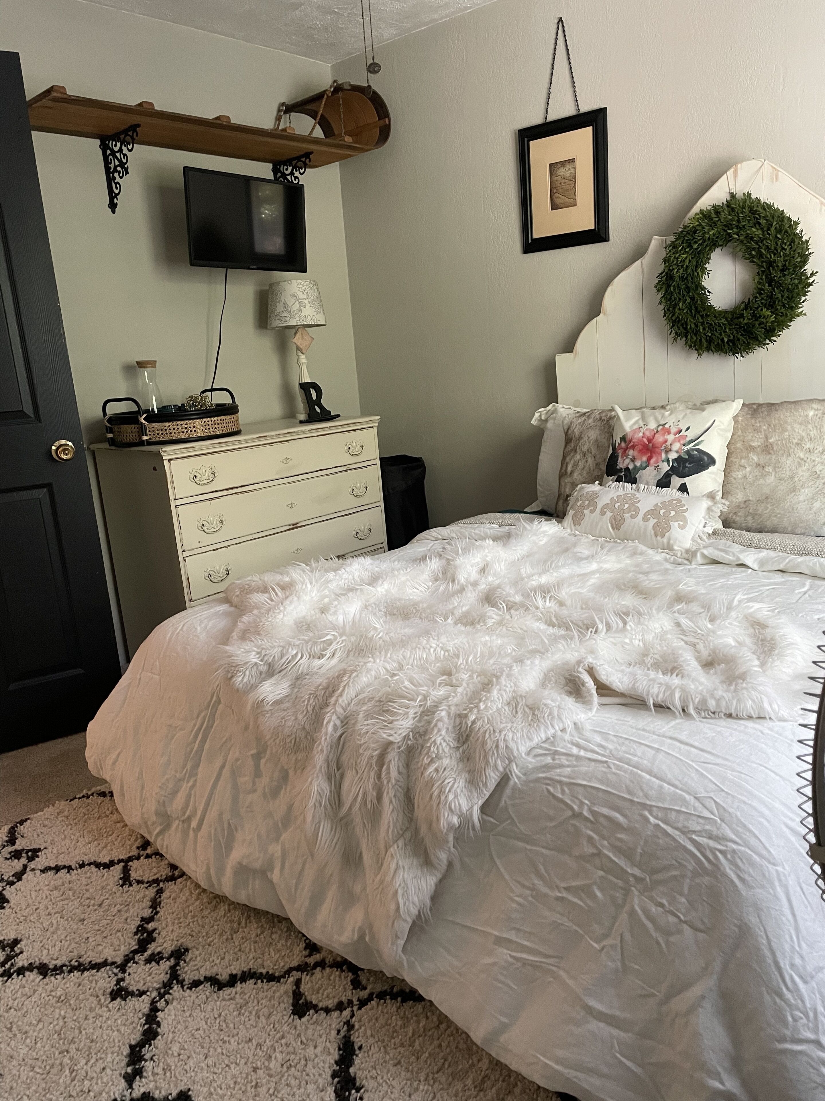 Country living at it’s finest! Private, open floor plan, well decorated home.