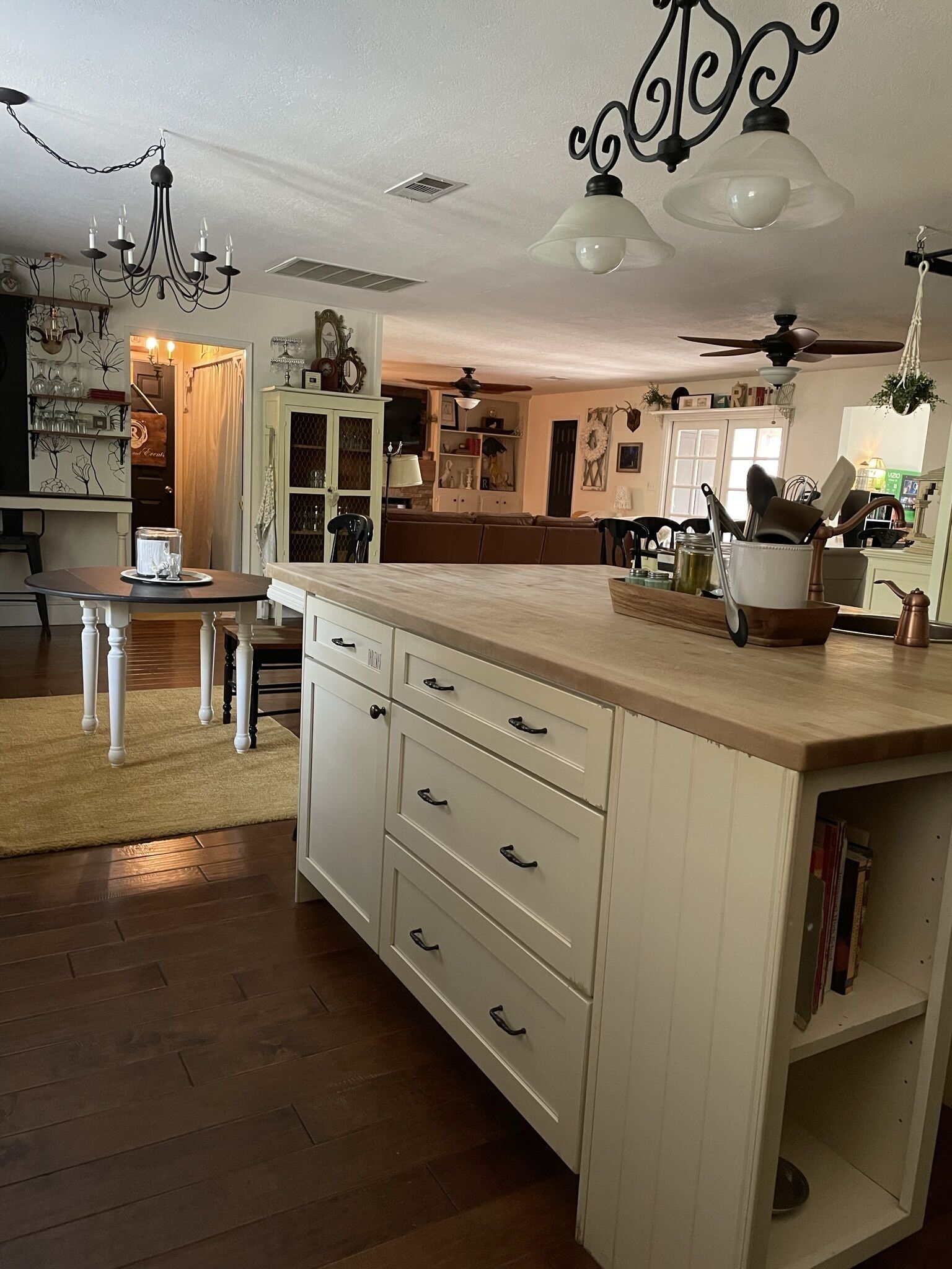 Country living at it’s finest! Private, open floor plan, well decorated home.