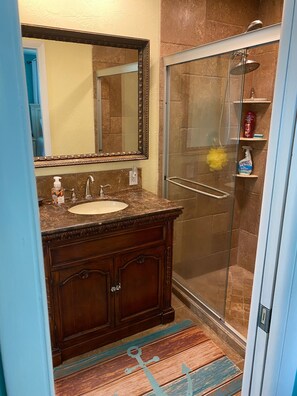 Douche, sèche-cheveux, serviettes fournies, savon