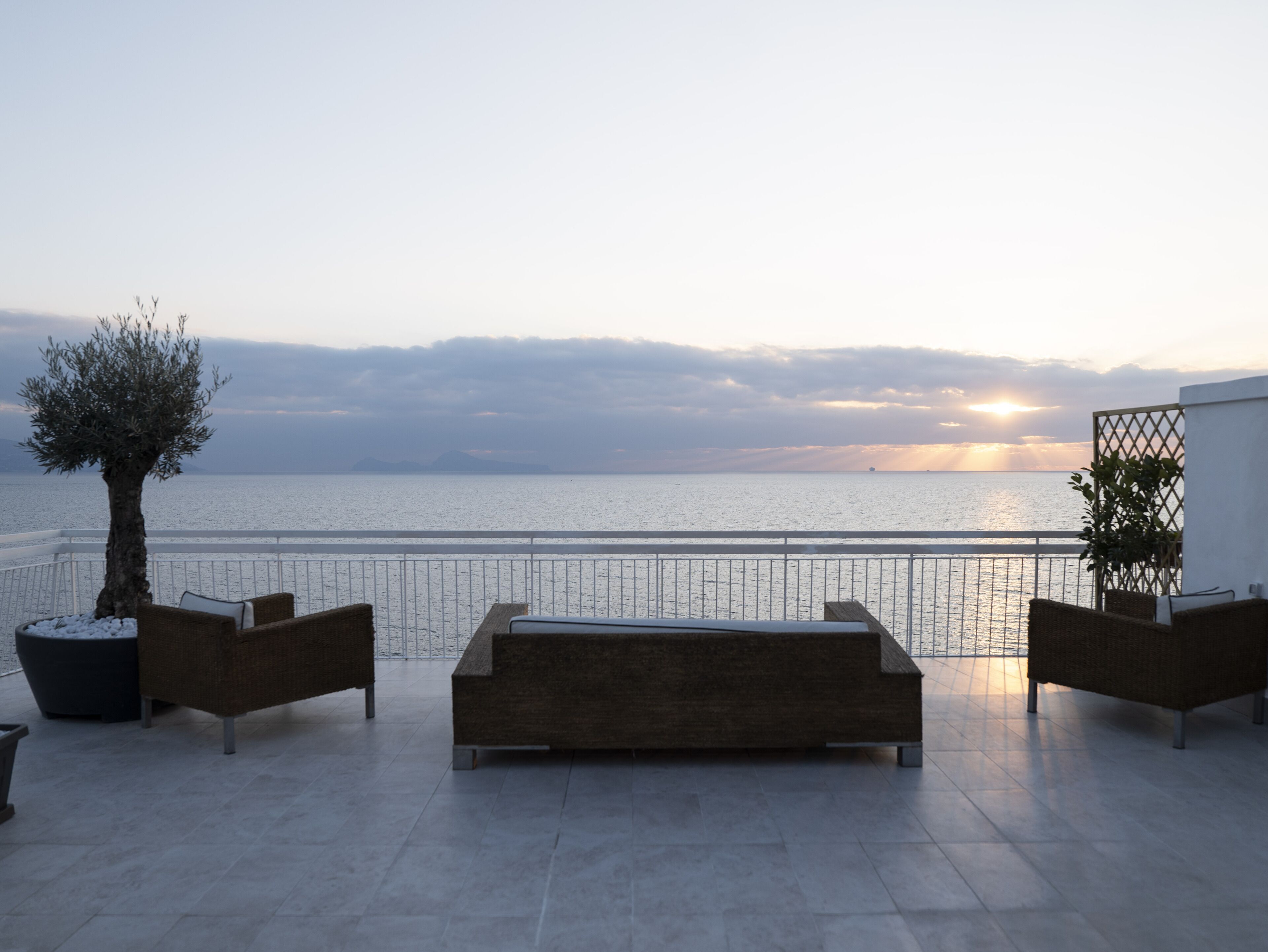 Panoramic suite with whirlpool