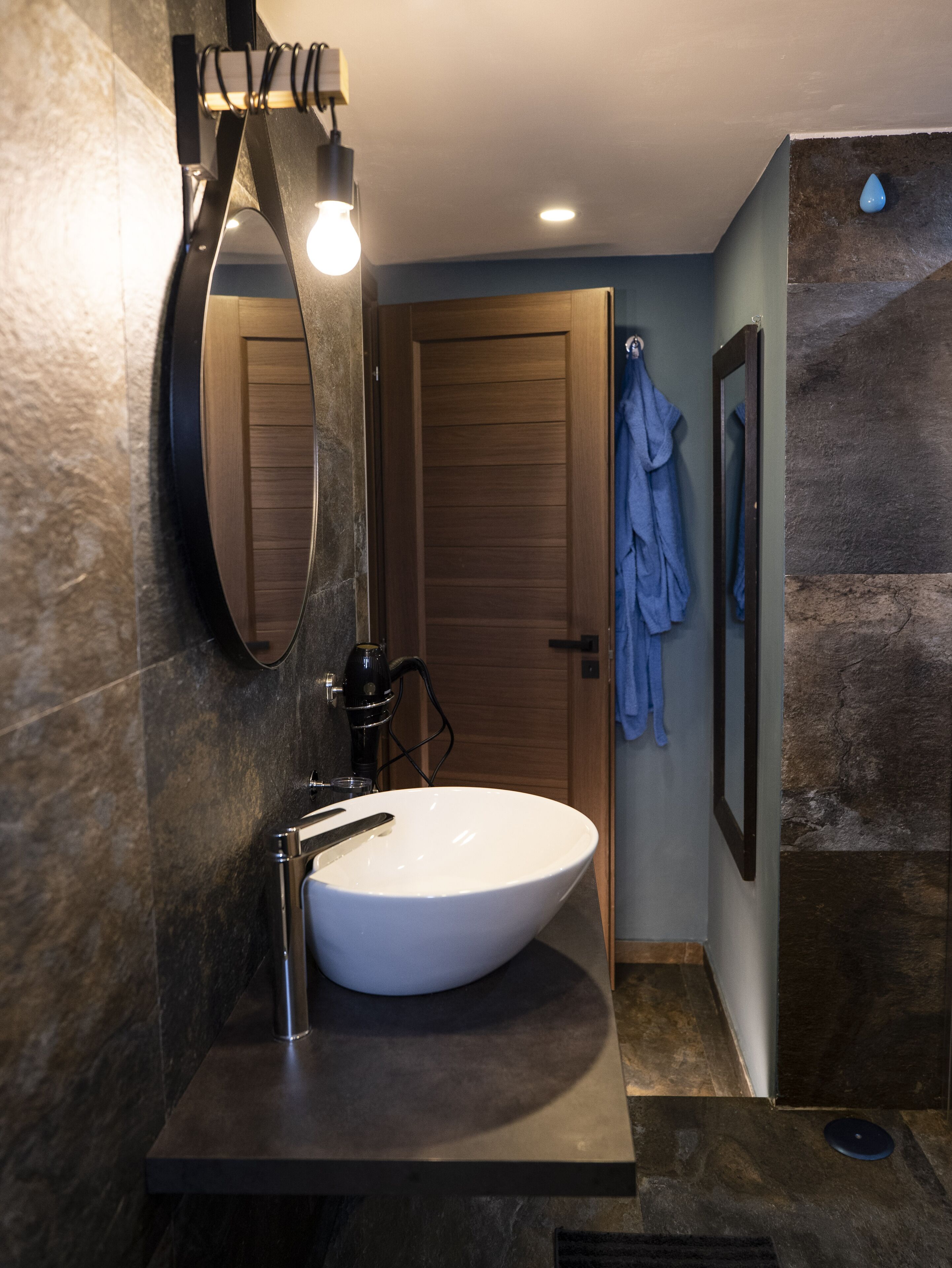 Panoramic suite with whirlpool