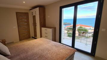 4 slaapkamers, een strijkplank/strijkijzer, reisbedje, gratis wifi