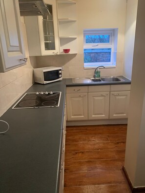 Fridge, microwave, oven, stovetop - 3/4 bed house in Manchester (Manchester)