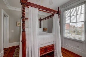 1 bedroom, desk, iron/ironing board, WiFi