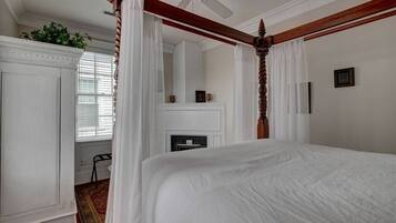 1 bedroom, desk, iron/ironing board, WiFi