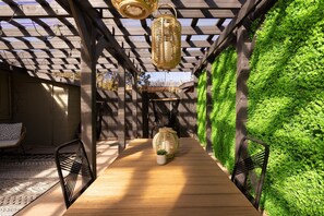 Outdoor dining - Designer Bungalow in Heart of Sedona, Enclosed Yard/Patio, Luxe Kitchen (Sedona)