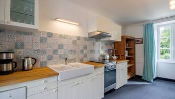 Réfrigérateur, micro-ondes, plaque de cuisson, lave-vaisselle