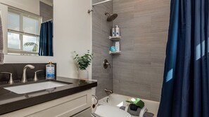 Combined shower/bathtub, hair dryer, towels