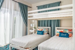 7 slaapkamers, een bureau, een strijkplank/strijkijzer, reisbedje