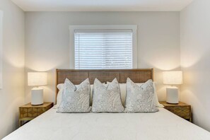 7 bedrooms, desk, iron/ironing board, travel crib - Secluded Sands ~ 7BR 4BA Private Beach Access, A/C (Kahuku)