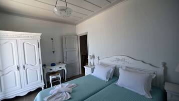 Traditional Townhome | 2 bedrooms, iron/ironing board, free WiFi, bed sheets