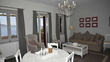 Traditional Townhome | Living area | 20-inch Smart TV with satellite channels, TV